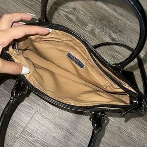 Sac à Main Femme Liz Claiborne Crazy Horse – Cuir Aspect Beige (12 Pouces)